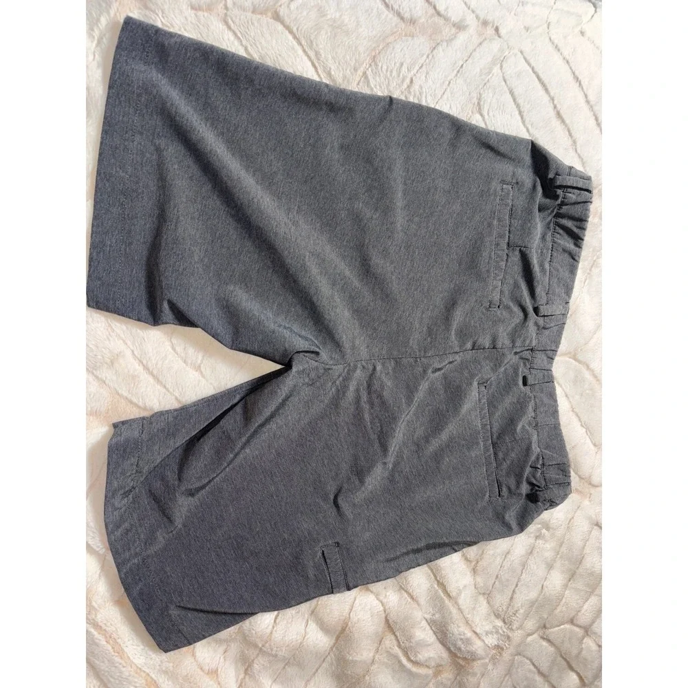 Greg‎ Norman Golf Shorts Mens 32 Grey Excellent Stretch Performance Shark Logo